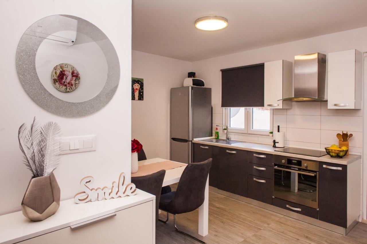 Miki - City Center Apartment With Large Balcony Split Exteriör bild